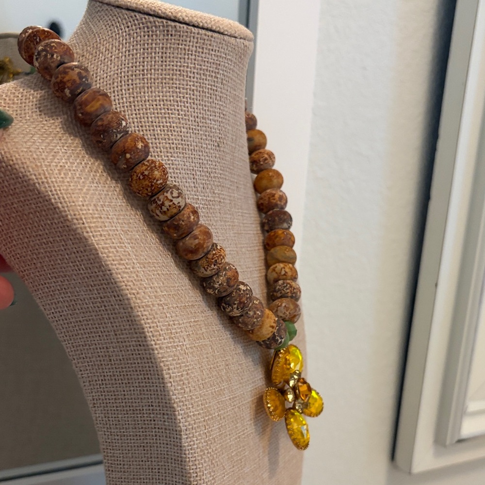 GORG Brown Stone Beaded Necklace with Yellow Gem stone Flower Pendant - Picture 8 of 8